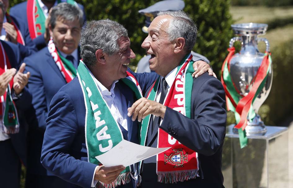 Le congratulazioni del presidente portoghese Marcelo Rebelo de Sousa, a destra, che ci complimenta con l&#39;allenatore Fernando Santos. Reuters